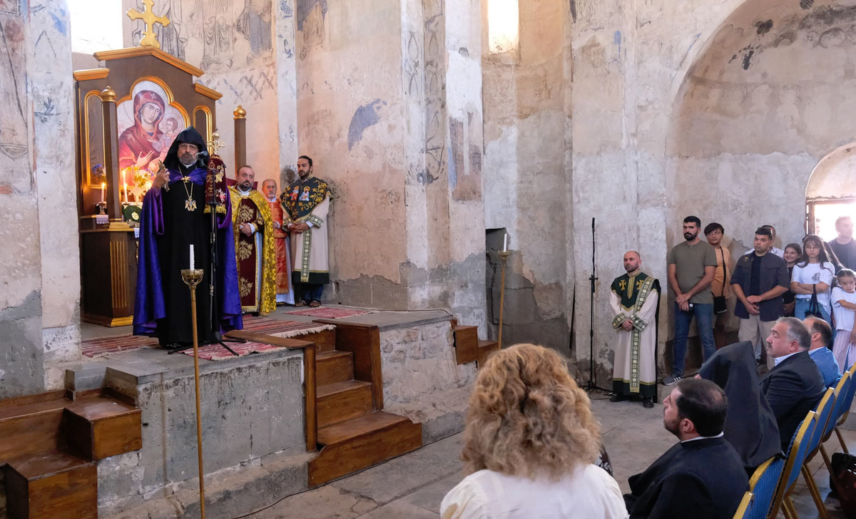 Van Akhtamar'da Surp Haç Yortusu için ayin